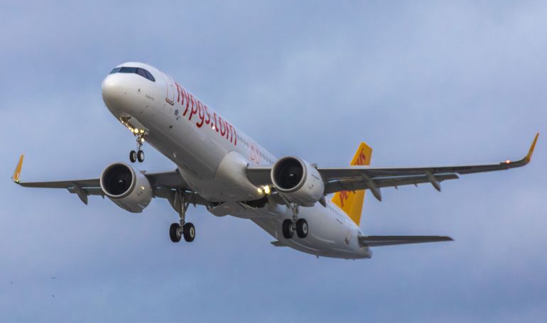 AIRBUS A-321neo A21N aircraft photograph
